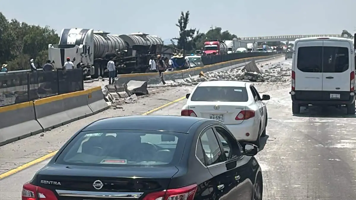 La autopista Puebla-Orizaba fue cerrada con dirección a Acatzingo y hay reducción de carriles con dirección a Puebla