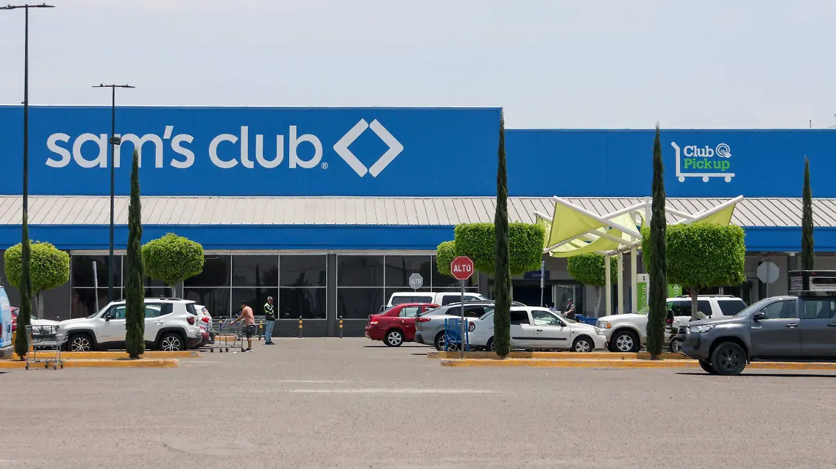 Con mazos sujetos rompieron vitrinas y se llevaron más de 30 celulares en Sam’s Club