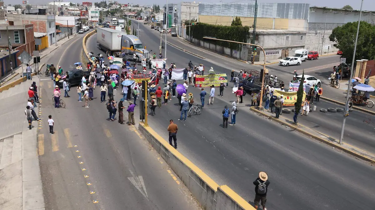 En ambos sentidos viales está cerrada la carretera federal a Atlixco, a la altura de San Bernardino Tlaxcalancingo