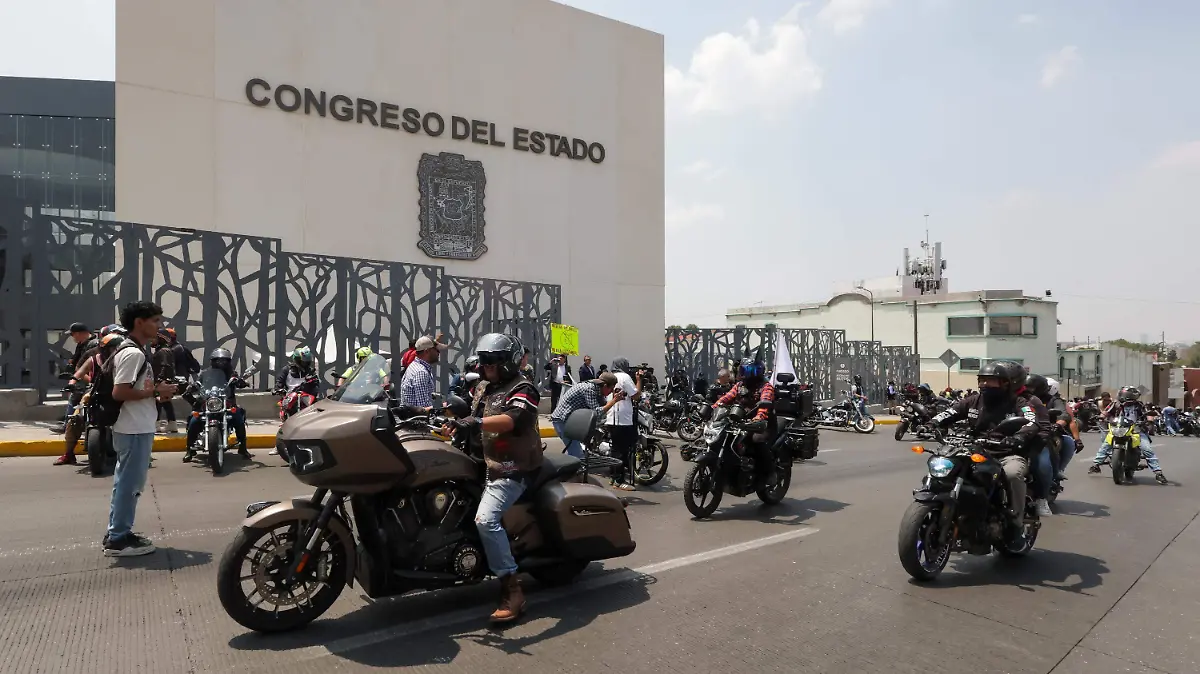 Cerca de 300 personas se concentraron afuera del Congreso local para manifestar su rechazo a la reforma para regular el uso de motocicleta