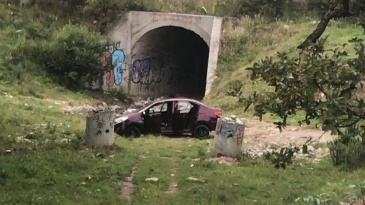 En casos separados, roban dos automóviles de transporte particular