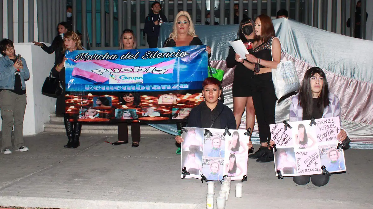 Integrantes de la comunidad trans marchan para exigir un alto a la violencia