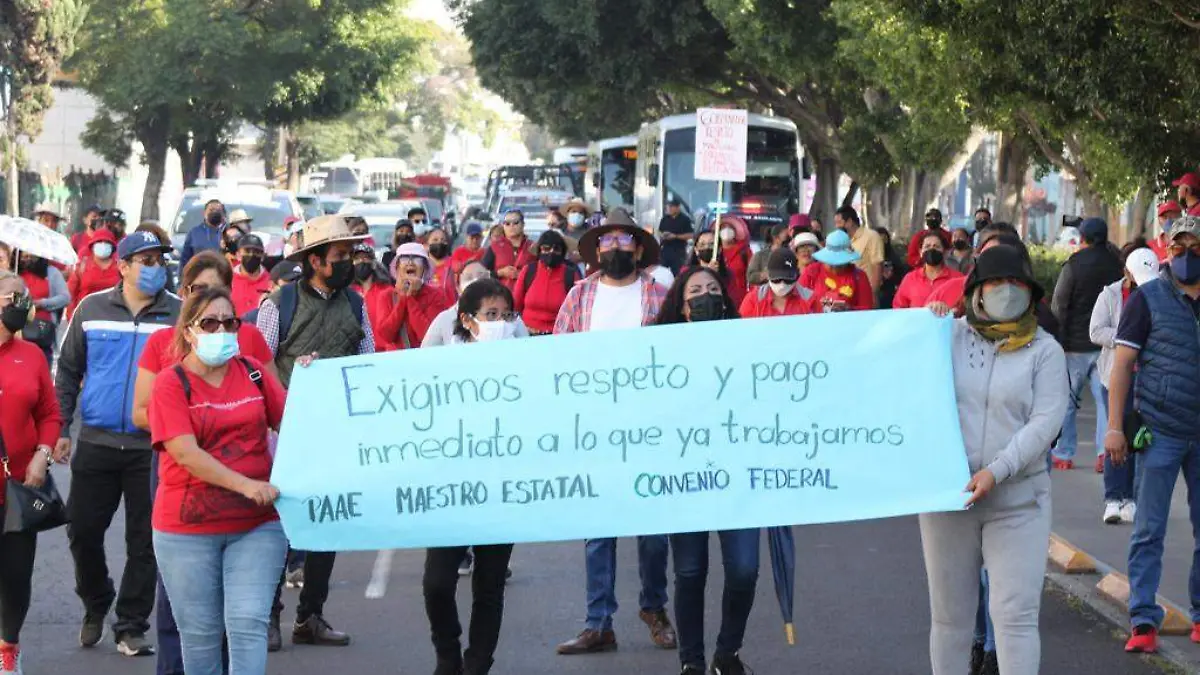 Marchan trabajadores de la sección 51 del SNTE, exigen pago pendiente e incremento salarial