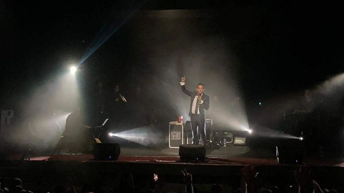 Ricardo Caballero llena de romanticismo el Teatro Principal