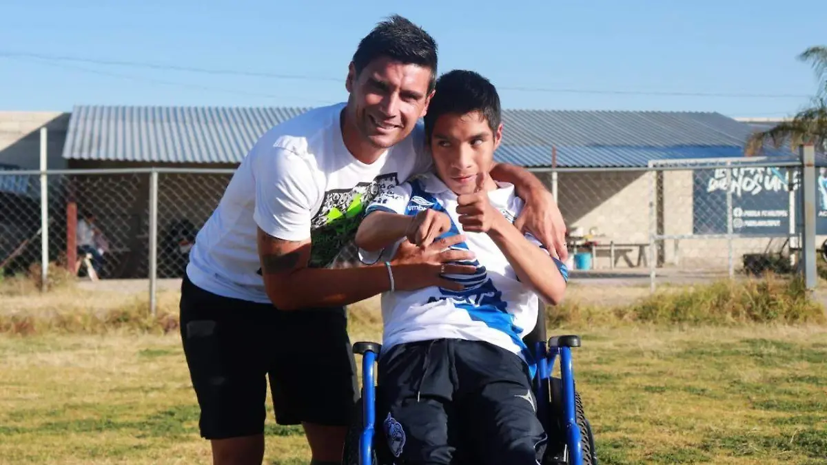 Matías Alustiza, 'El Chavo', visita a chicos de academia en Puebla
