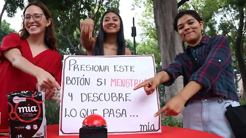 Un grupo de jóvenes busca llamar la atención de transeúntes para acercarlos a un tema históricamente silenciadola menstruación