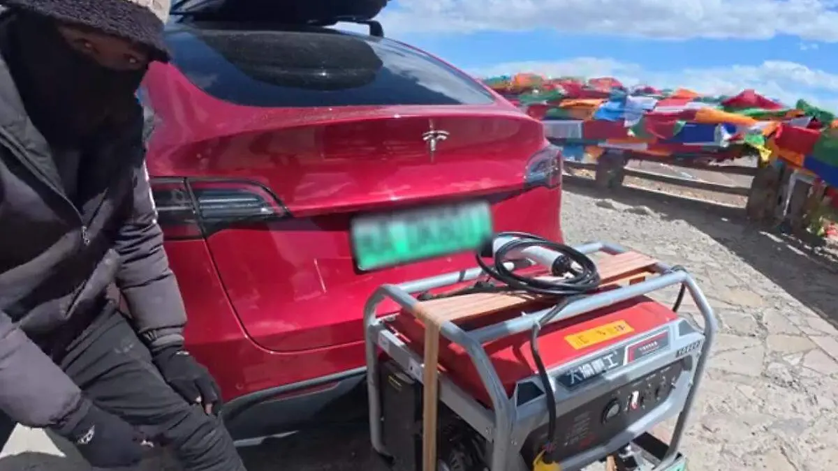 Tesla con generador de gasolina