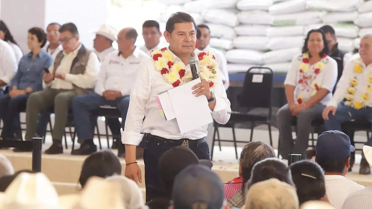 Gobierno arranca programa más grande de apoyos en tecnología y semillas para el campo