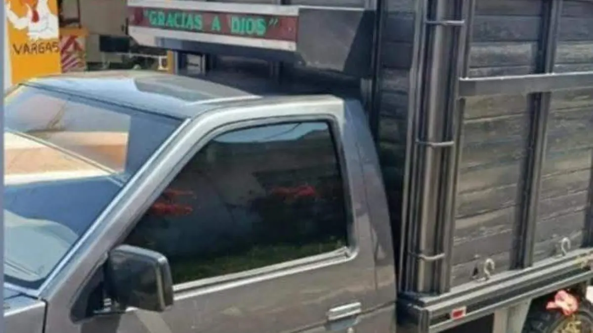 Sujetos armados interceptaron y despojaron de su camioneta a un grupo de campesinos
