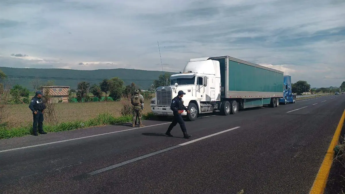 Un violento asalto a operadores de un tractocamión se registró en la zona conocida como Cuatro Caminos en Izúcar