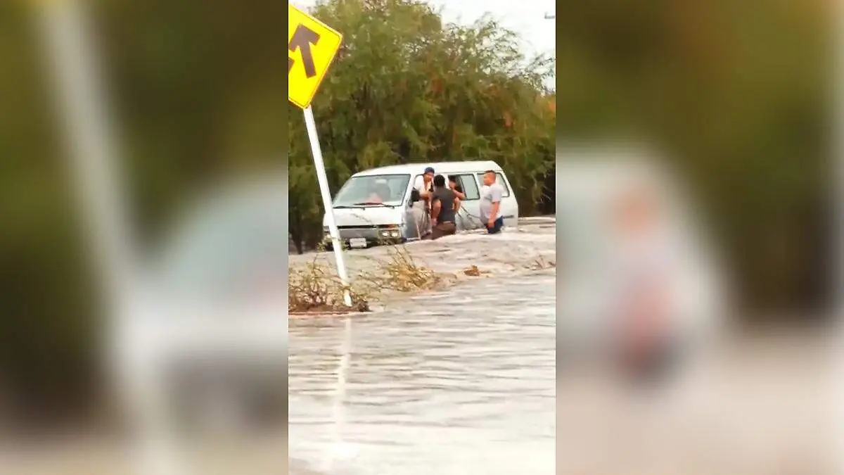 camioneta varada lluvias