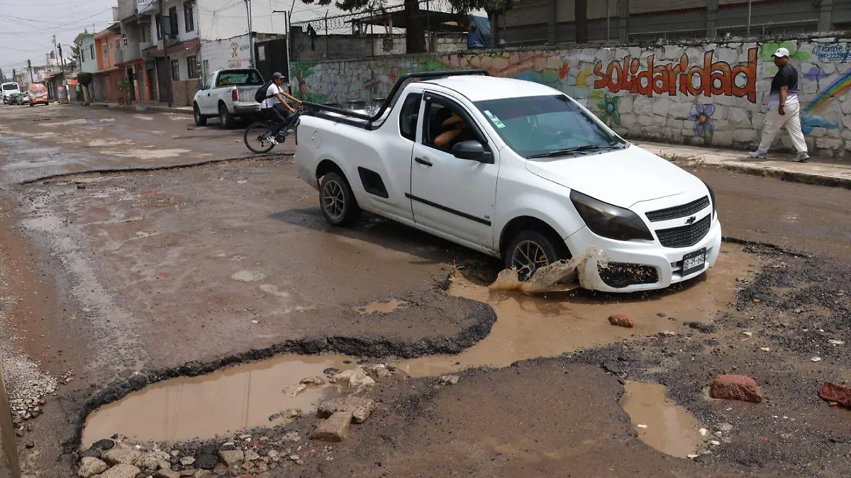 Baches en las colonias revolución mexicana y San Pedro.