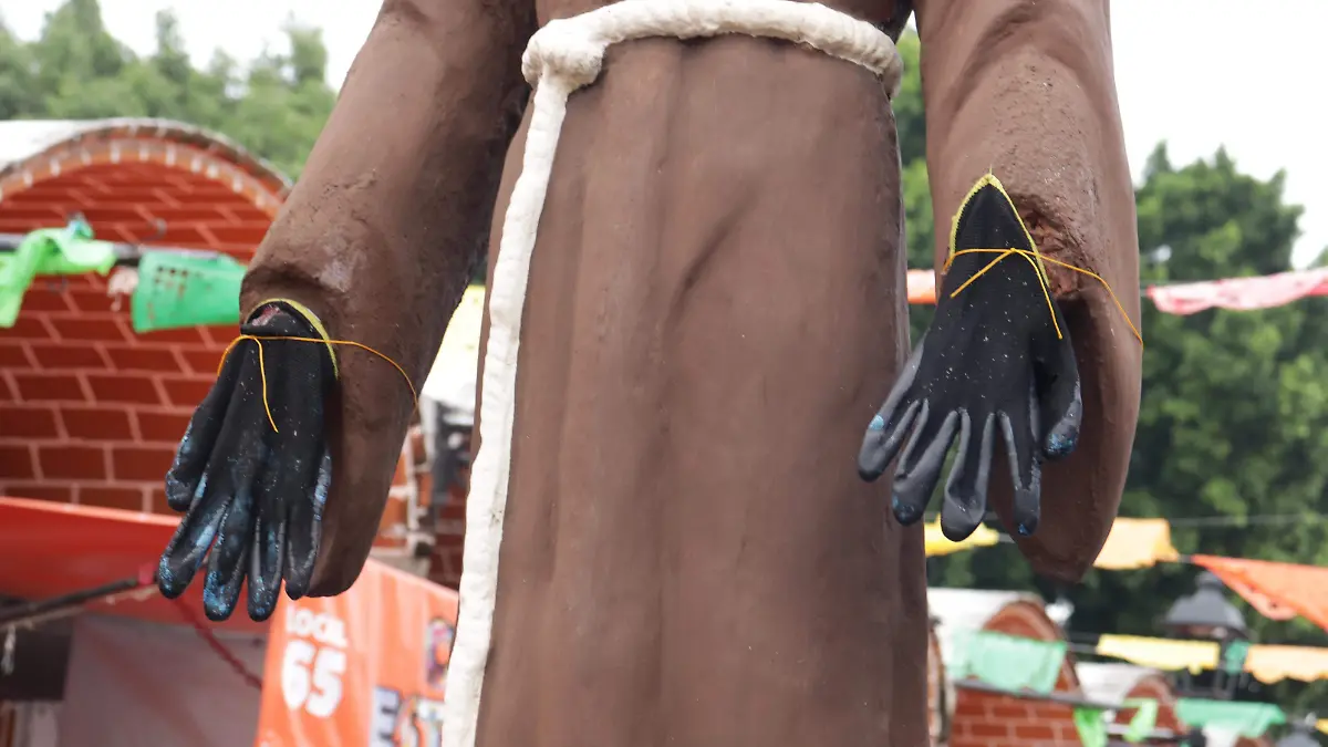 La emblemática estatua del beato Fray Sebastián de Aparicio ubicada en la zona de El Parían de la ciudad de Puebla fue vanzalizada