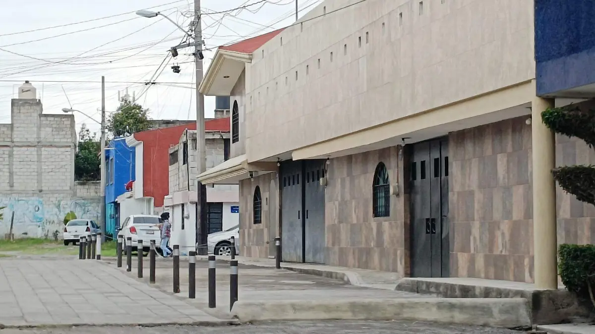 Al menos 20 bolardos fueron colocados afuera de una vivienda particular en Playas del Sur