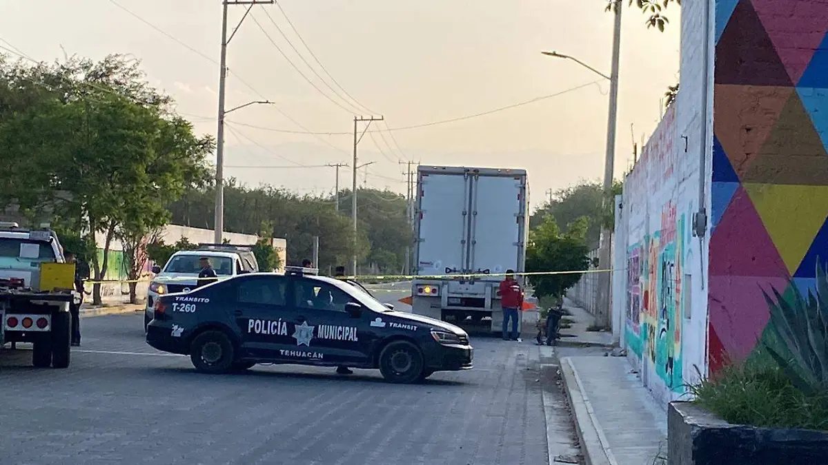 Un joven se encontraba tirado con su motocicleta en la parte trasera de la caja de un tractocamión en Tehuacán