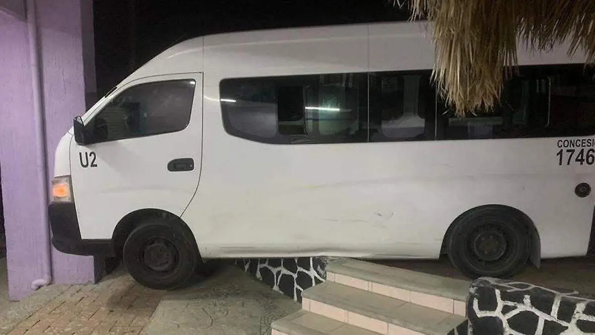 Combi se impacta contra vivienda en Atlixco 