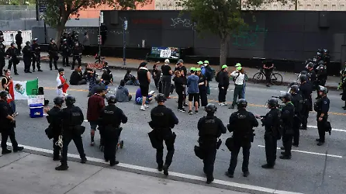2025-06-12T033135Z_1978018463_RC2R0FAYUE22_RTRMADP_3_USA-MIGRATION-PROTEST-LOS-ANGELES