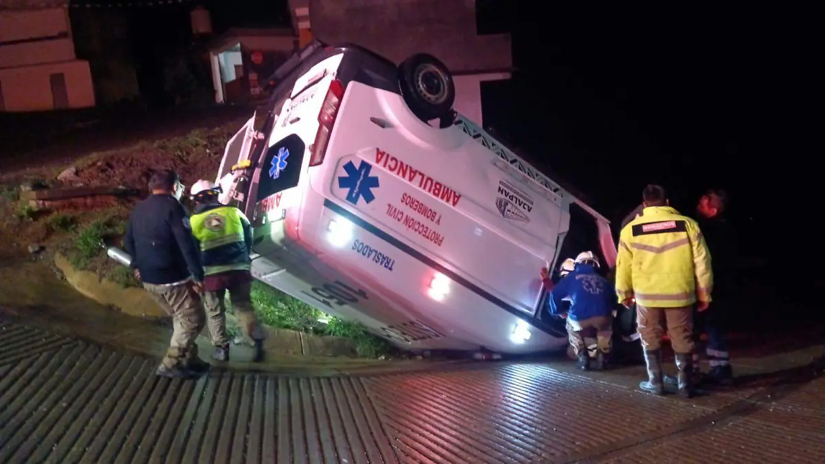 ambulancia apoyaba en derrumbe y vuelca