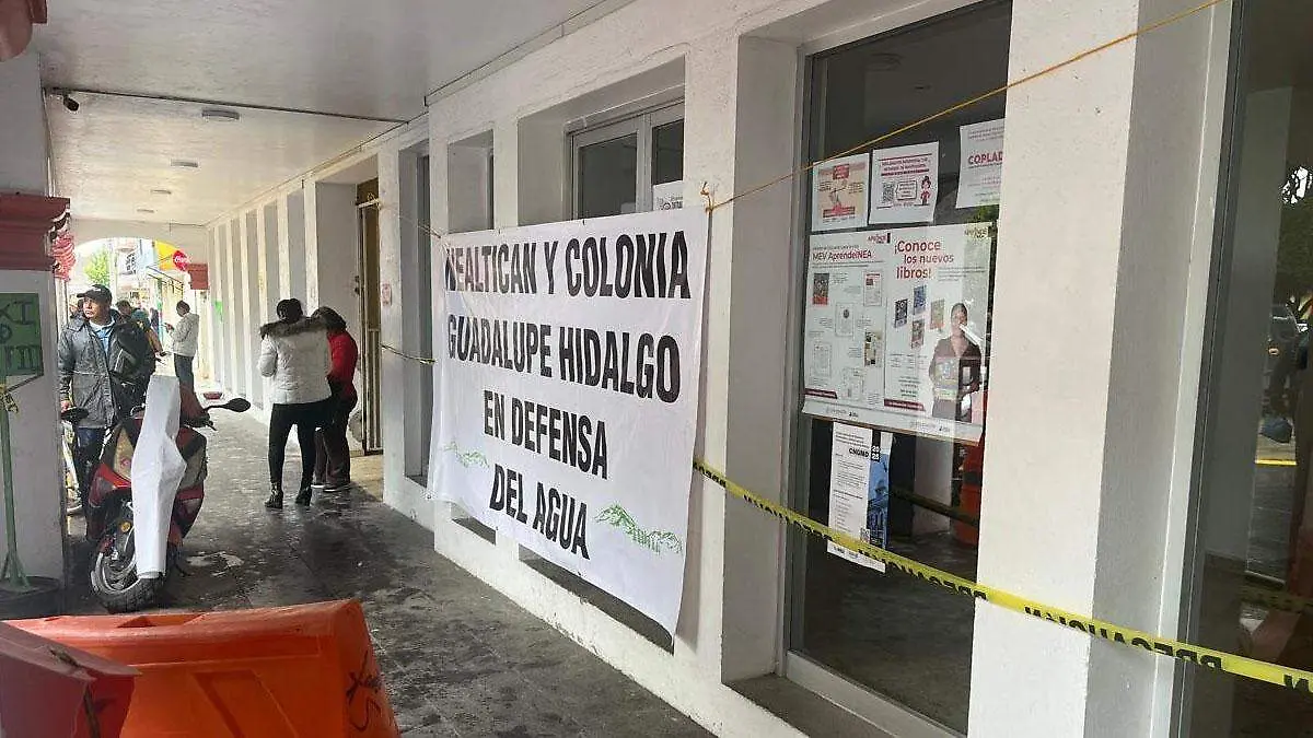Bloquean acceso a alcaldía de Nealtican 