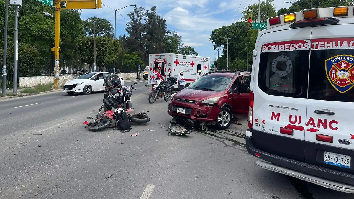 La imprudencia de un joven motociclista estuvo a punto de costarle la vida en Tehuacán