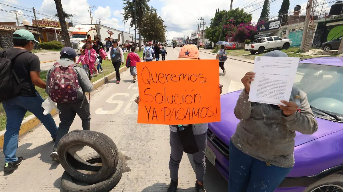 vecinos de la  Colonia 20 Noviembre cerraron la 11 Sur a la altura de la calle Pinos
