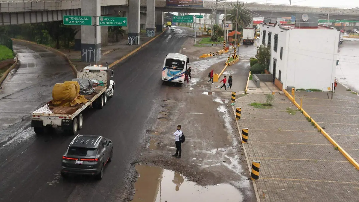 autopista sin infraestructura para peatones