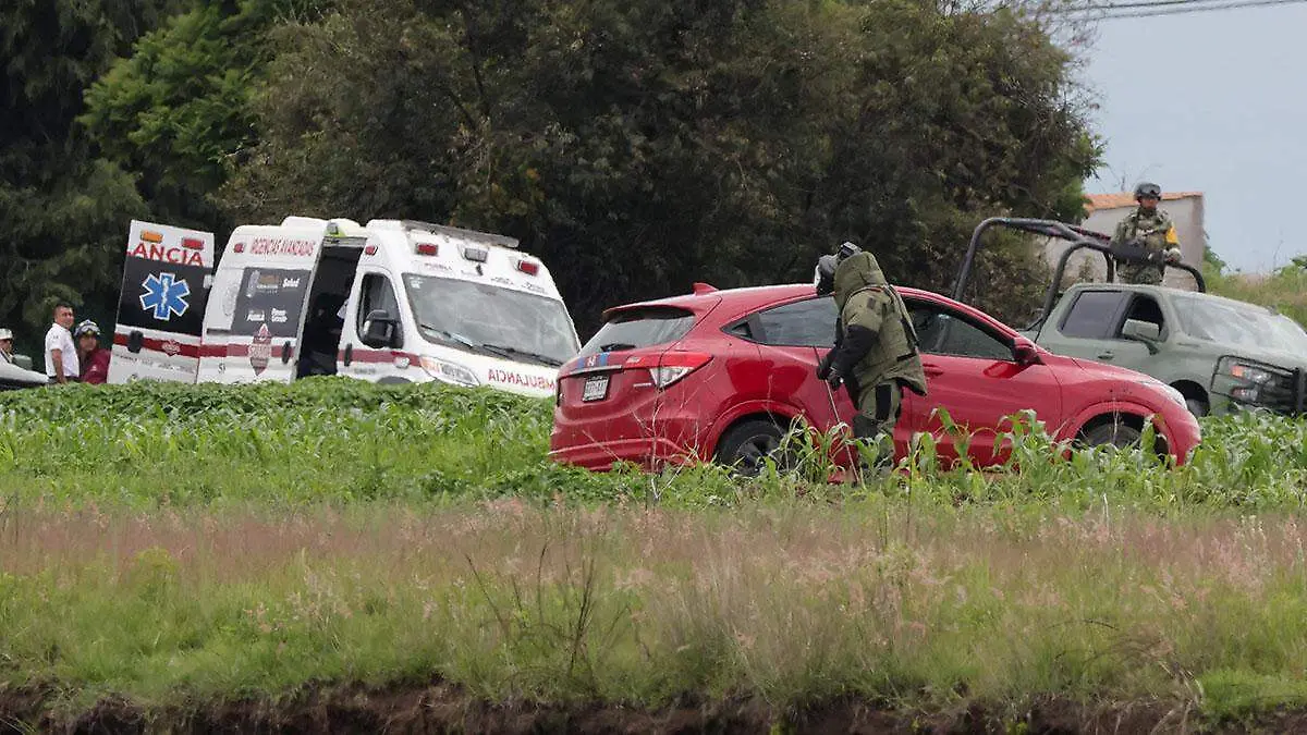 Hallaron restos humanos al interior de un vehículo con reporte de robo en un paraje de Coronango