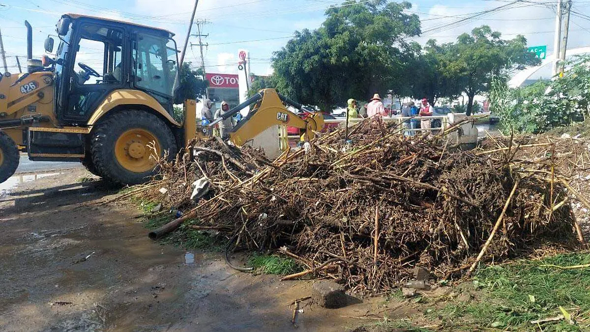 Realizan limpieza en punto donde se desbordó el dren 