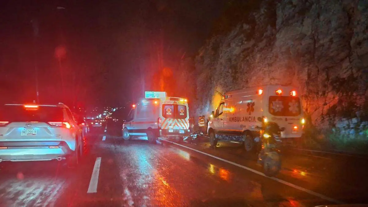 Un choque por alcance entre dos motociclistas, cobró la vida de un joven y dejó herido a otro más sobre Periférico