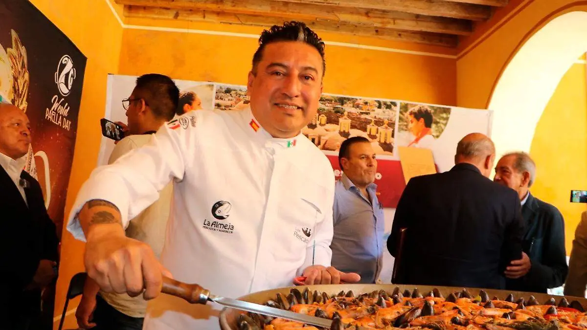 chef cocinando paella