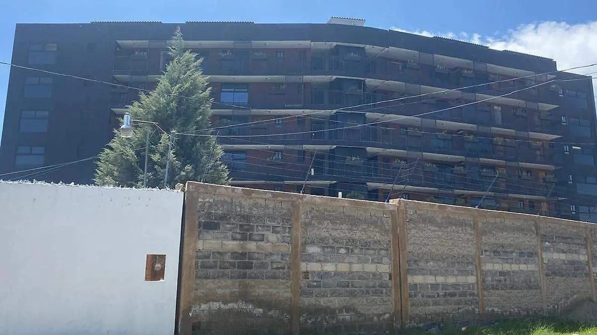 Exponen que los encargados del fraccionamiento El Santuario, usan la vía pública para descargar desechos