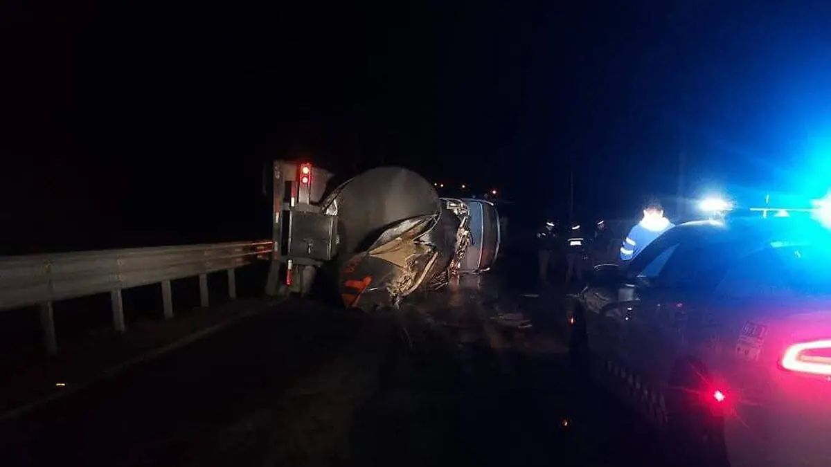 La madrugada de este viernes un tractocamión volcó en la autopista Puebla-Orizaba