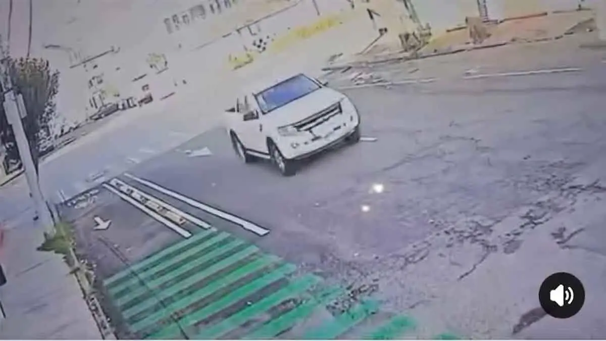 Cuando intentaba cruzar la calle, una persona fue embestida por un automovilista, quien le pasó encima y se dio a la fuga en Volcanes