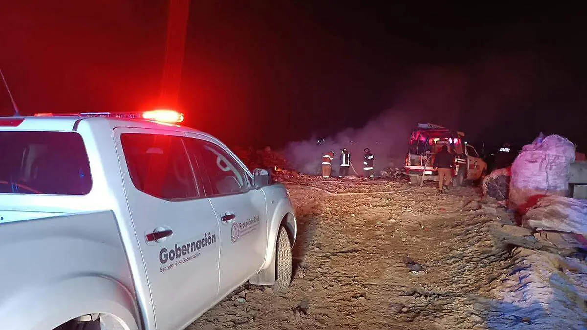 Un incendio ocurrido durante la noche del domingo en la zona alta del relleno sanitario de Chalchicomula de Sesma fue controlado