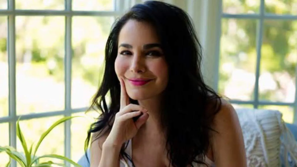 Brilla doble Martha Higareda deslumbra en alfombra roja y confirma su dulce espera