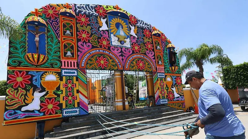 Flores y fe: así se visten los portales durante las celebraciones religiosas | Reflejos poblanos