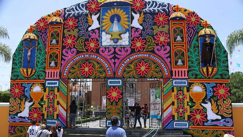 Flores y fe: así se visten los portales durante las celebraciones religiosas | Reflejos poblanos