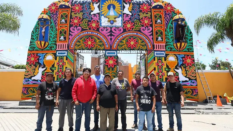 Flores y fe: así se visten los portales durante las celebraciones religiosas | Reflejos poblanos