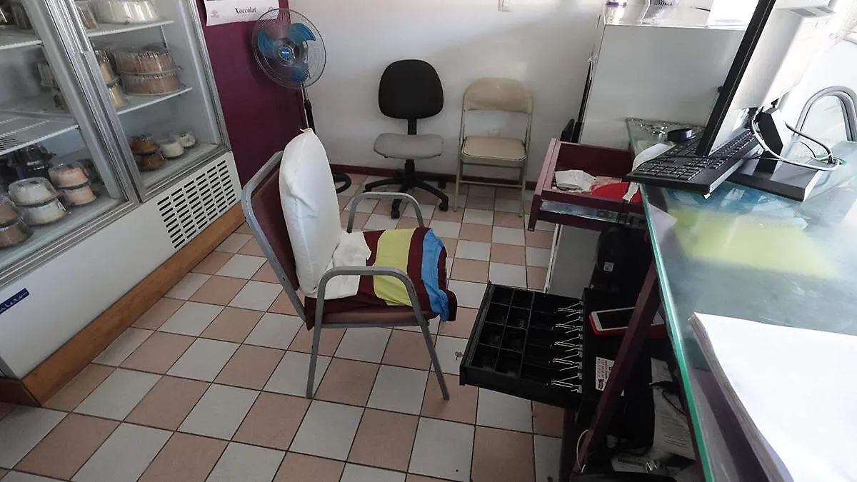 Después de forzar la cortina metálica de la pastelería La Zarza en la colonia Humboldt, un sujeto robó 12 mil pesos en efectivo