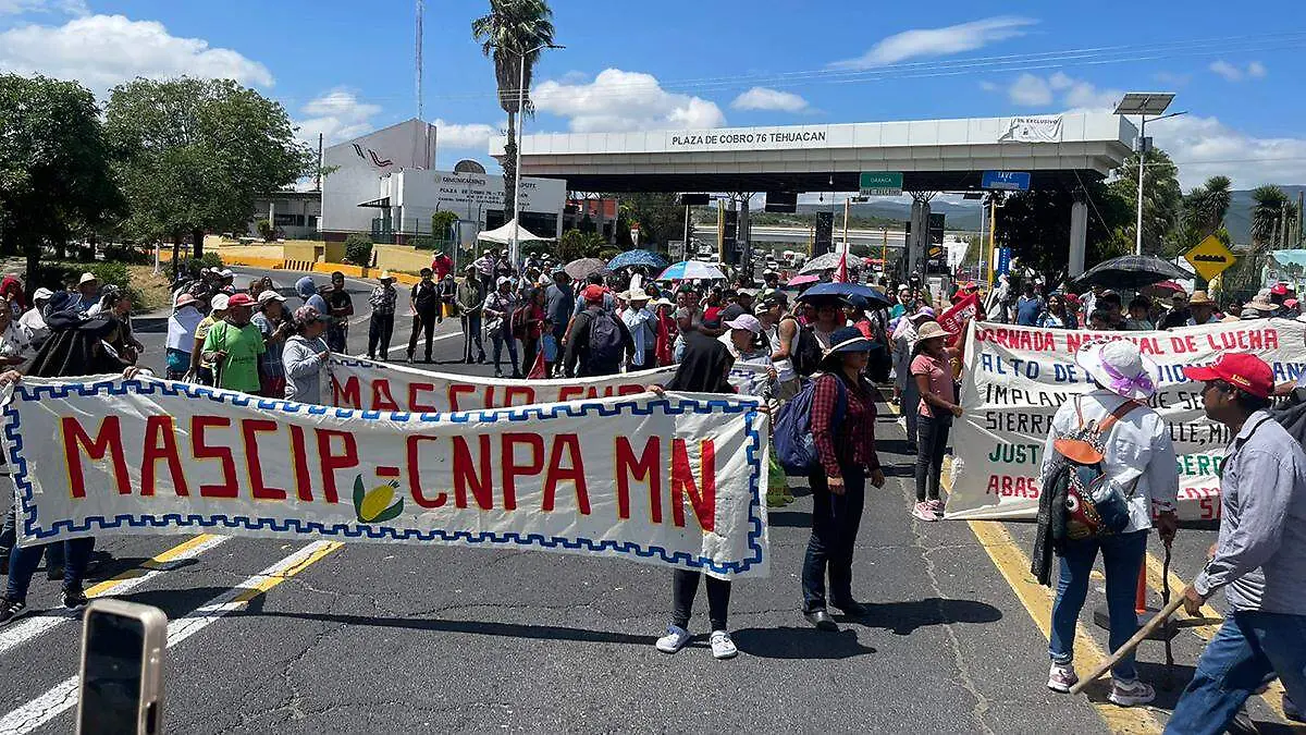 Integrantes del MASCIP bloquearon la caseta 76 de la autopista Cuacnopalan-Oaxaca a la altura de San Lorenzo