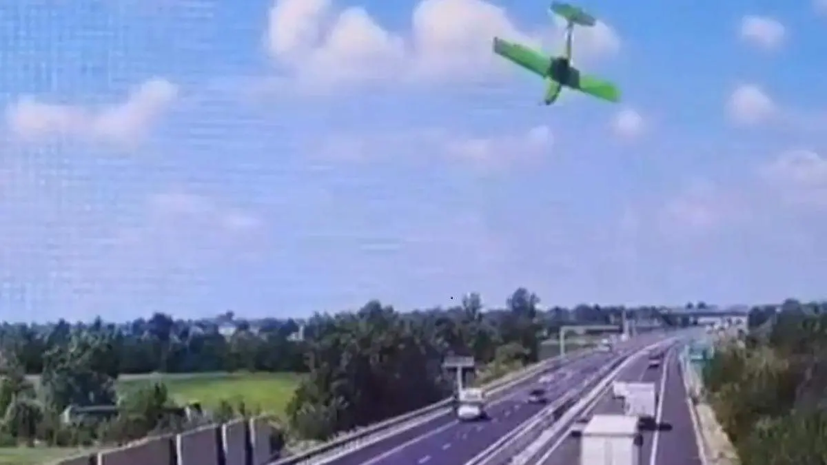 Las imágenes muestran el momento exacto en que el avión se precipita en picada
