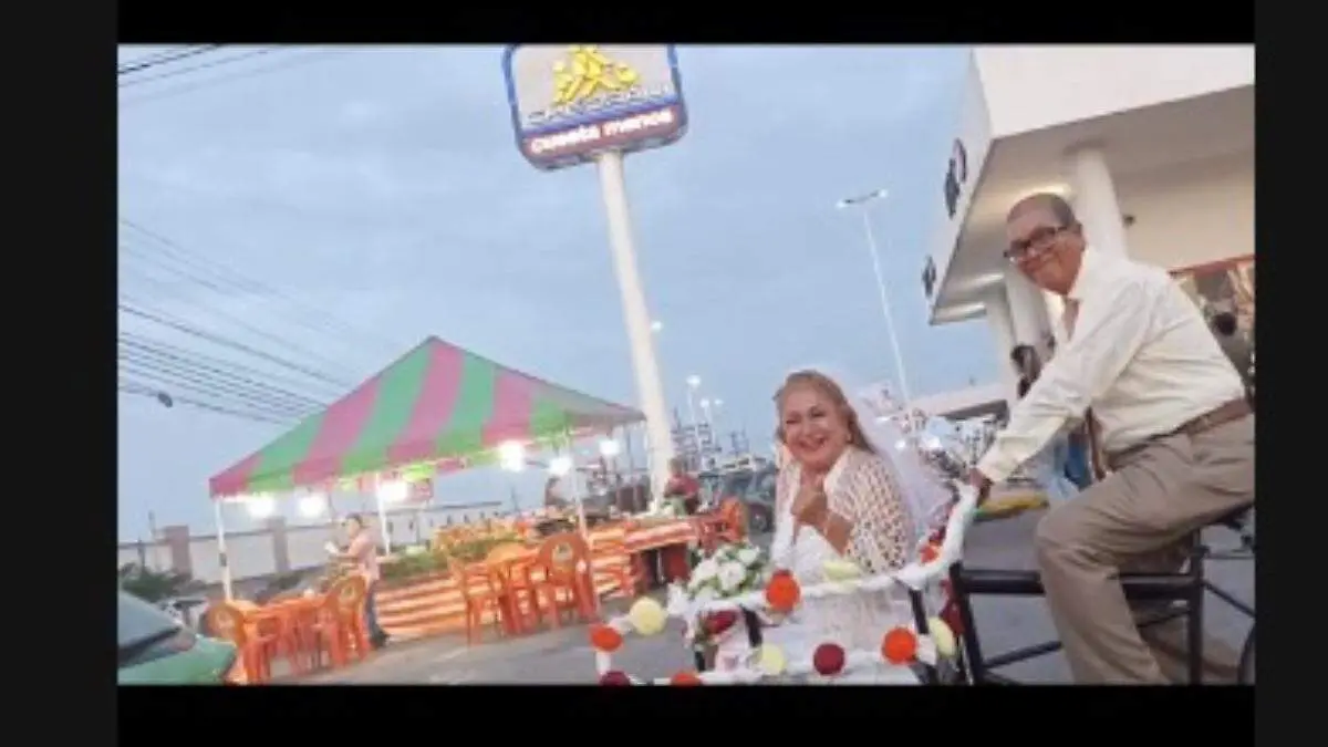 Pareja de abuelitos va rumbo a su boda en triciclo y derriten corazones en redes