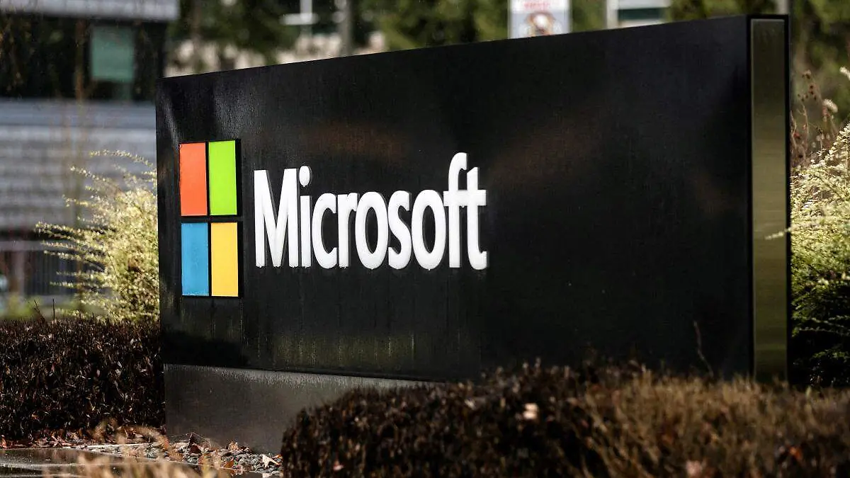 Microsoft logo a las afueras de un edificio corporativo