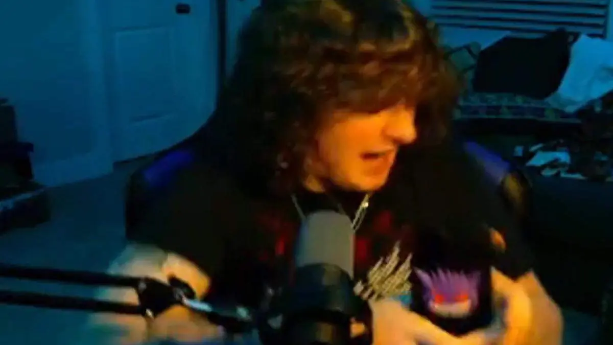 Joven streamer Chrispymate frente a su computadora previo a recibir una descarga por un rayo