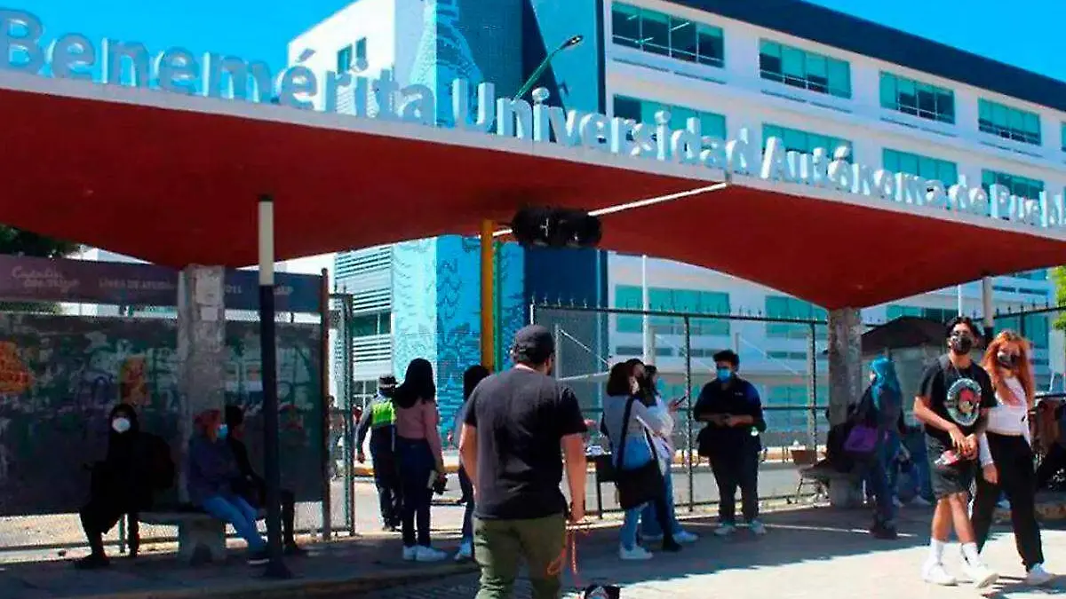 jovenes universitarios ingresan a las instalaicones de la BUAP por uno de sus accesos