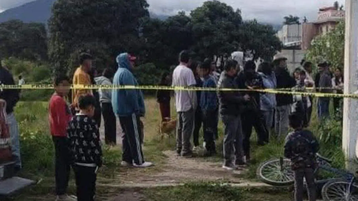 El cuerpo sin vida de una mujer en avanzado estado de descomposición fue localizado en un terreno baldío de Acajete