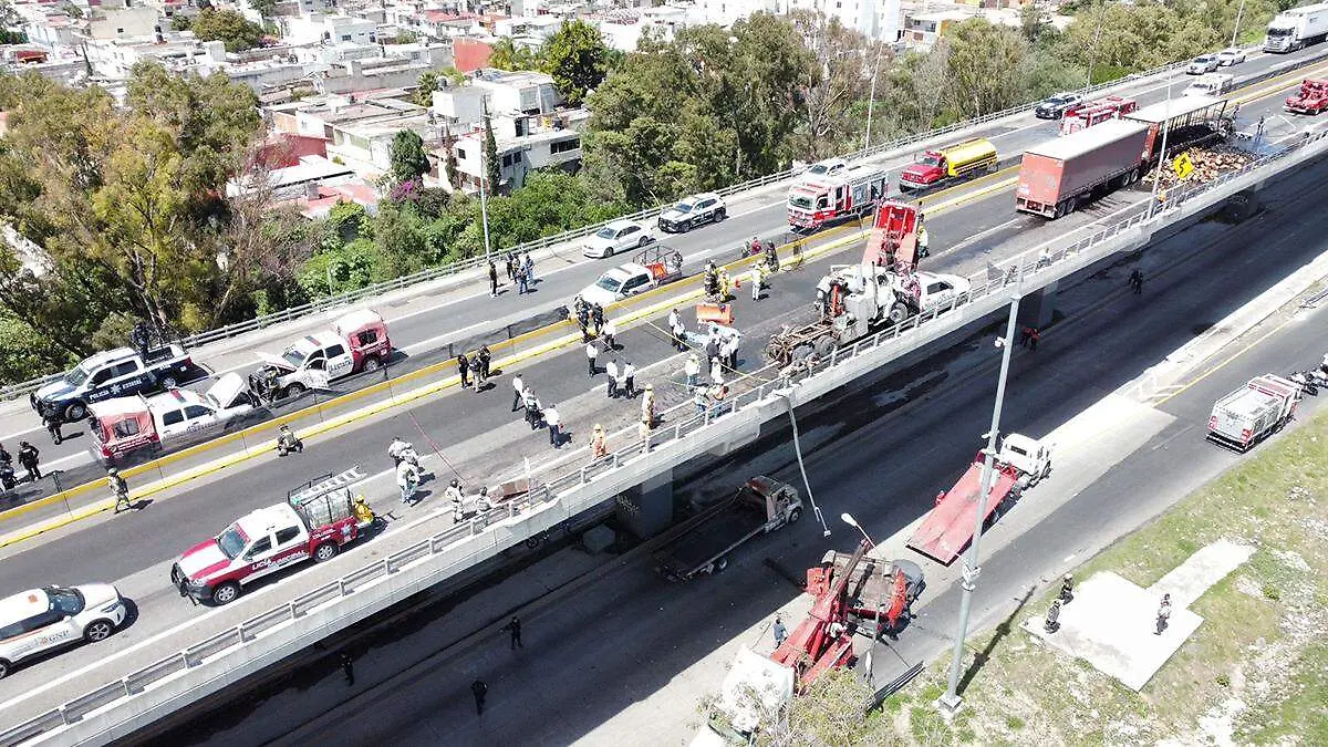 Dos policías estatales murieron y el conductor de un tráiler resultó gravemente herido en el segundo piso de la autopista México-Puebla