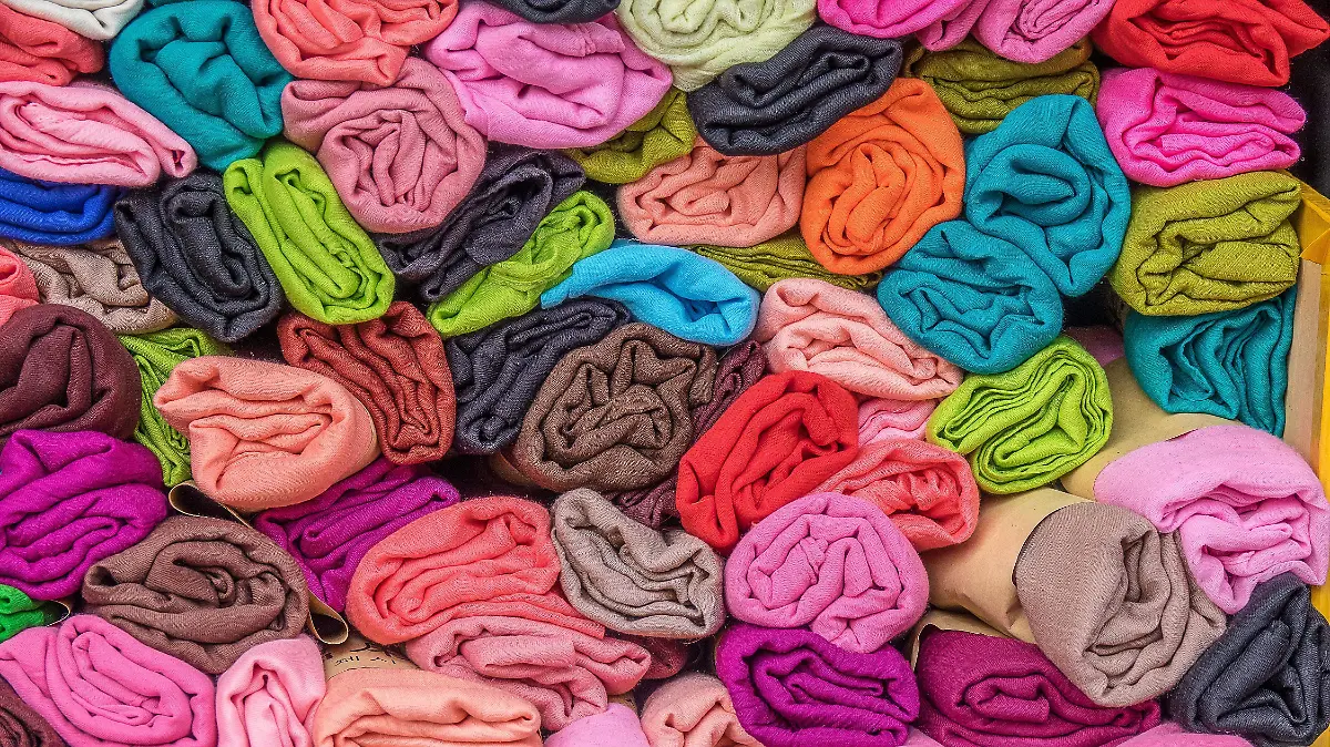 ¿Te da más calor el negro La física de la ropa que pocos conocen
