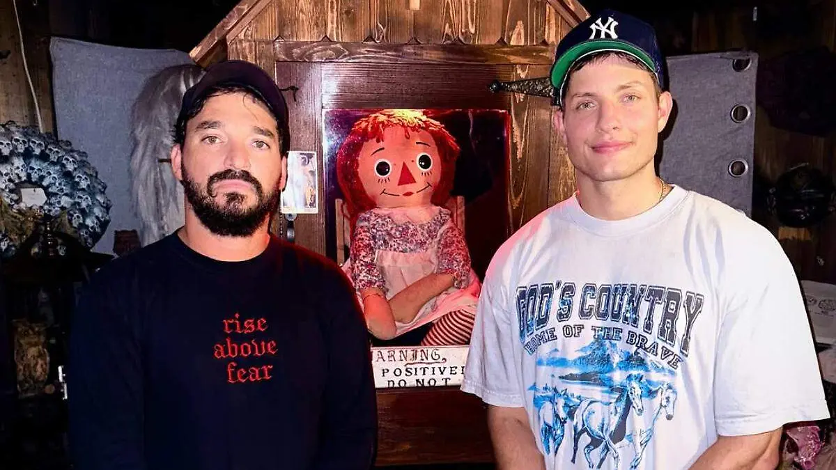 Matt Rife y Elton Castee en una fotografía junto a la muñeca Annabelle