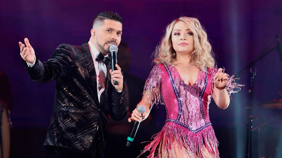 Sandra Itzel durante su paso por la Sonora Dinamita junto a otro de los miembros de la agrupacion